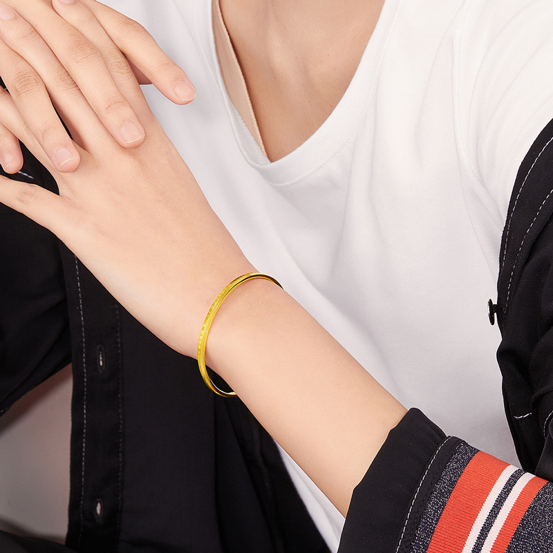 六福珠宝光影金系列纹路素圈足金镯子5G黄金手镯女计价HIGTBB0005