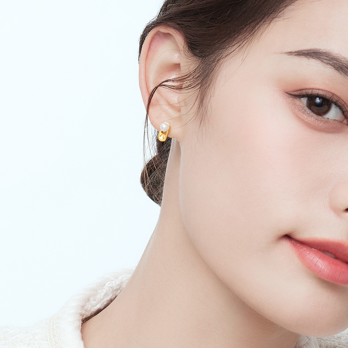 六福珠宝光面黄金耳钉女5D硬金几何珍珠足金耳饰定价HXA1TBE0039