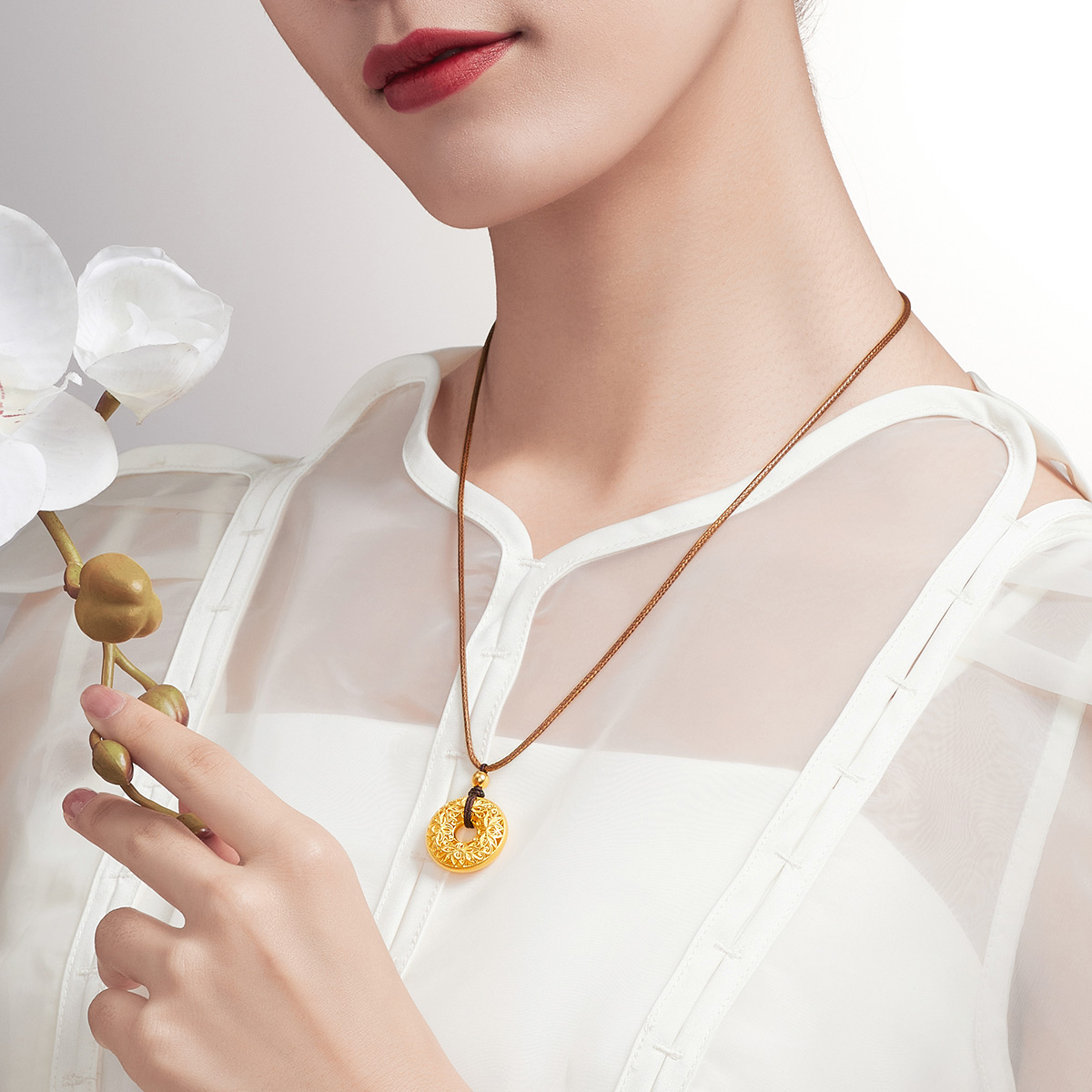 六福珠宝花丝镂空黄金吊坠项链女莲花足金平安扣计价EZGTBP0001【1V1直播看货】