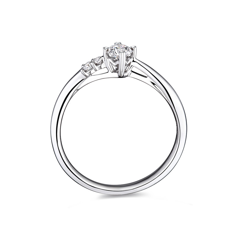 六福珠宝求婚钻戒爱很美系列18K金镶钻石戒指女结婚定价LB31834
