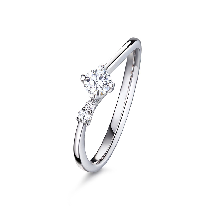 六福珠宝求婚钻戒爱很美系列18K金镶钻石戒指女结婚定价LB31834