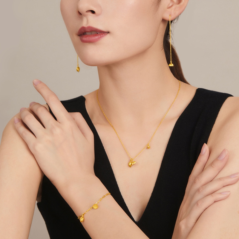 六福珠宝福满传家荷荷美美黄金手链女足金莲花手链计价HEG60009