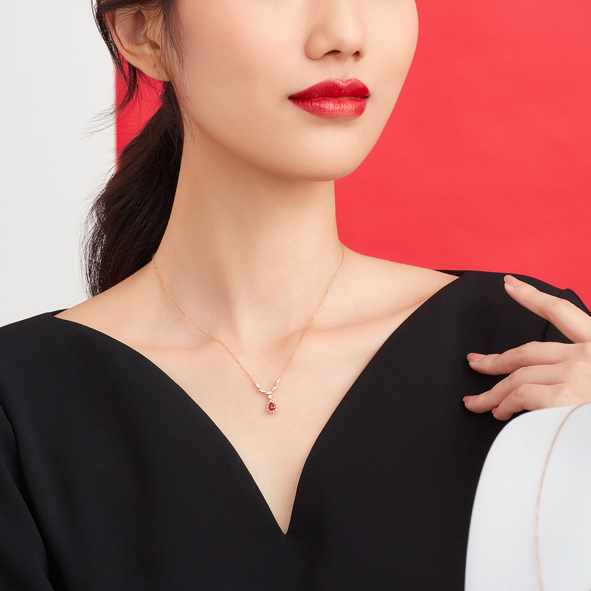 六福珠宝钻石18k金项链时尚红宝石吊坠套链女定价G22DSKN0003R情人节