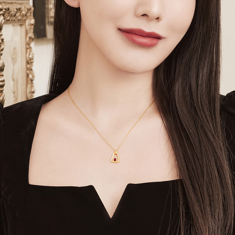 【秒杀】六福珠宝18K金红宝石钻石项链几何异彩套链女璀璨红宝cMDSKN0065Y