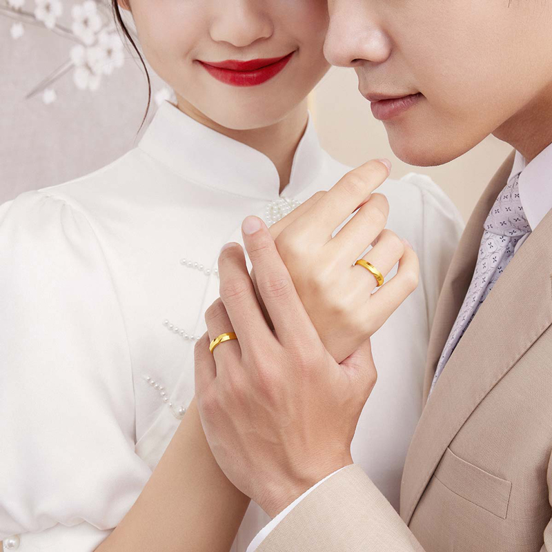 六福珠宝囍爱系列相伴足金戒指男可刻字闭口黄金对戒计价001081MA