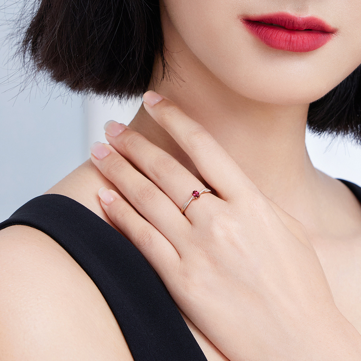 六福珠宝18k金镶嵌红宝石戒指女款钻石戒指定价G22DSKR0012R【联系客服补货】