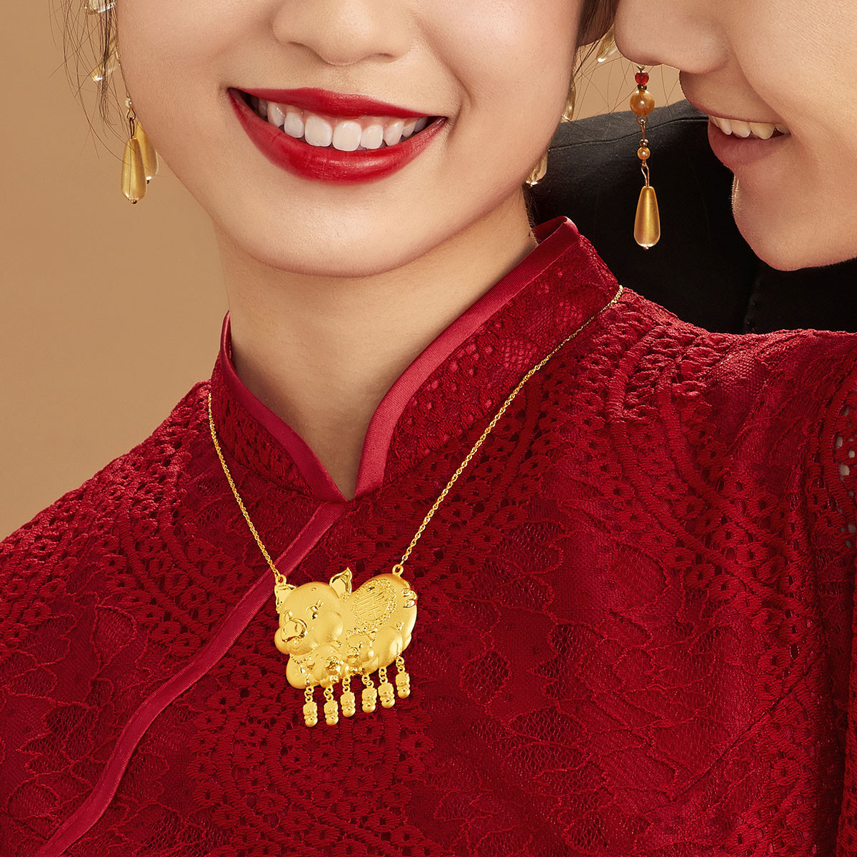 六福珠宝婚嫁金猪项链黄金吊坠女足金猪牌套链结婚计价HIG30090A