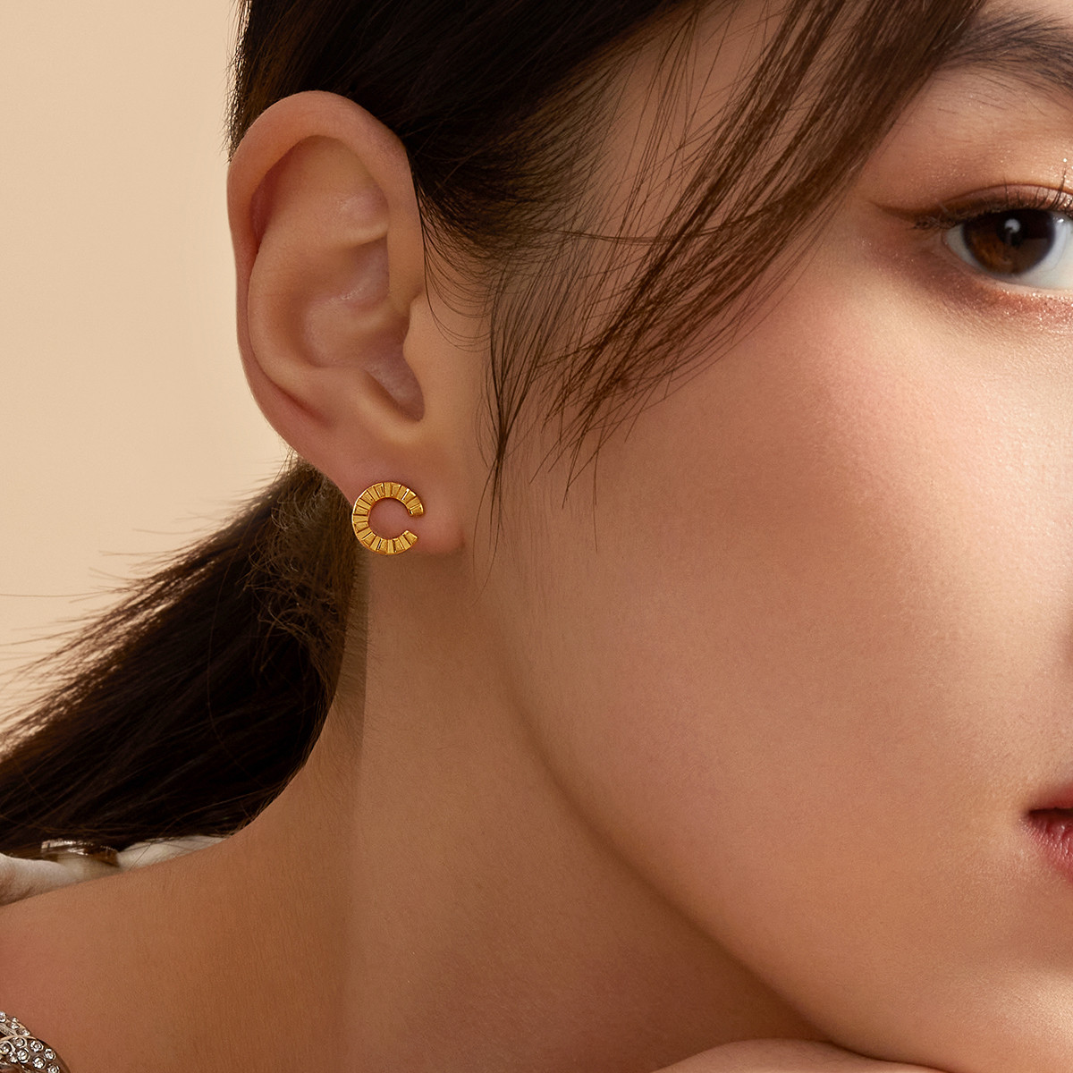 六福珠宝光面黄金耳钉耳环女款足金耳饰简约正品计价EFGTBE0003