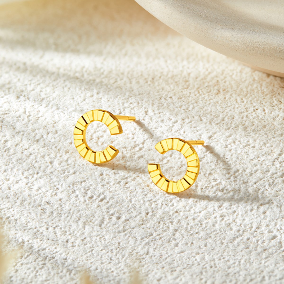 六福珠宝光面黄金耳钉耳环女款足金耳饰简约正品计价EFGTBE0003