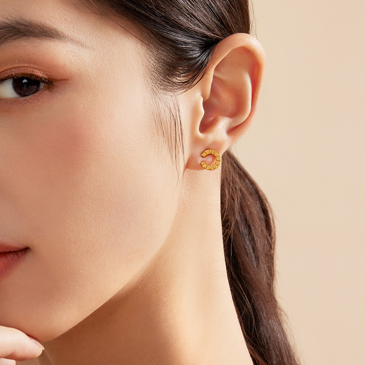 六福珠宝光面黄金耳钉耳环女款足金耳饰简约正品计价EFGTBE0003