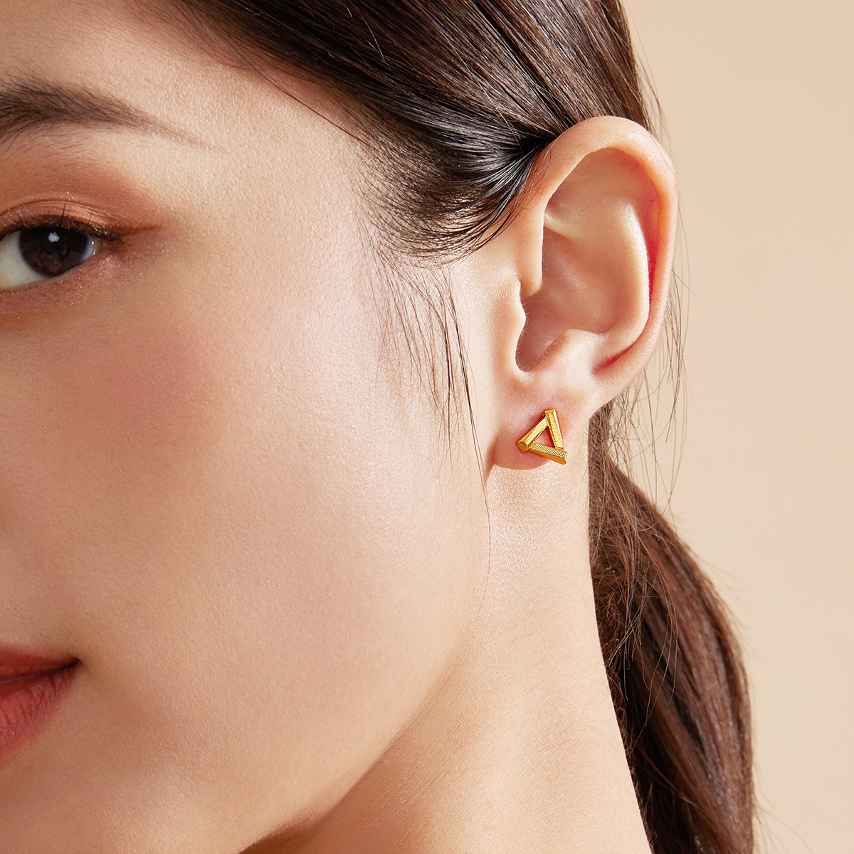 六福珠宝三角几何黄金耳钉耳环女足金耳饰光面简约计价EFGTBE0004【联系客服补货】