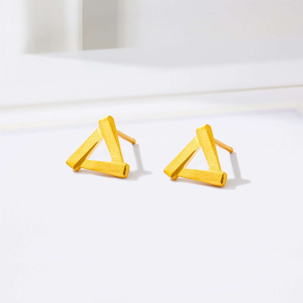 六福珠宝三角几何黄金耳钉耳环女足金耳饰光面简约计价EFGTBE0004【联系客服补货】
