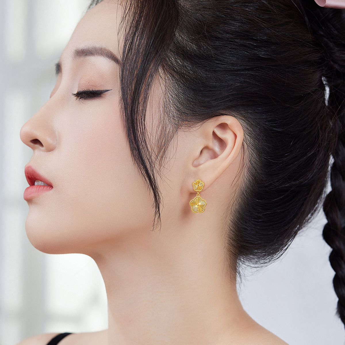 六福珠宝五花黄金耳钉女5G光影金车花耳饰足金耳环计价002863EA【联系客服补货】