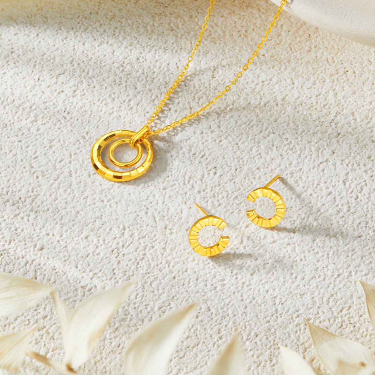 六福珠宝光面黄金耳钉耳环女款足金耳饰简约正品计价EFGTBE0003