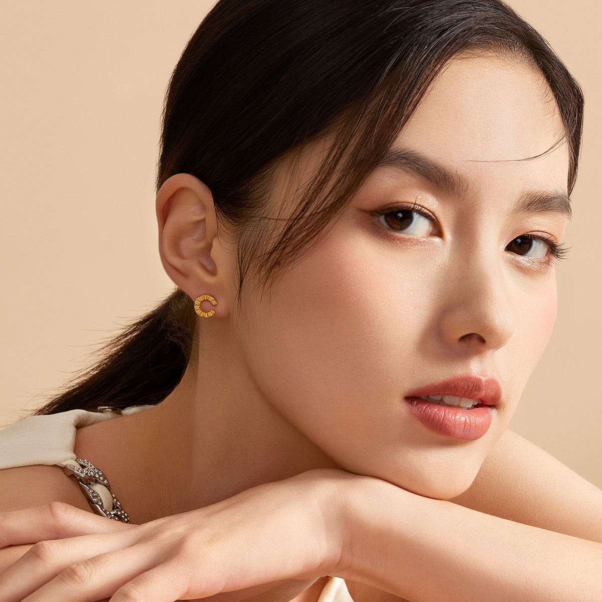 六福珠宝光面黄金耳钉耳环女款足金耳饰简约正品计价EFGTBE0003