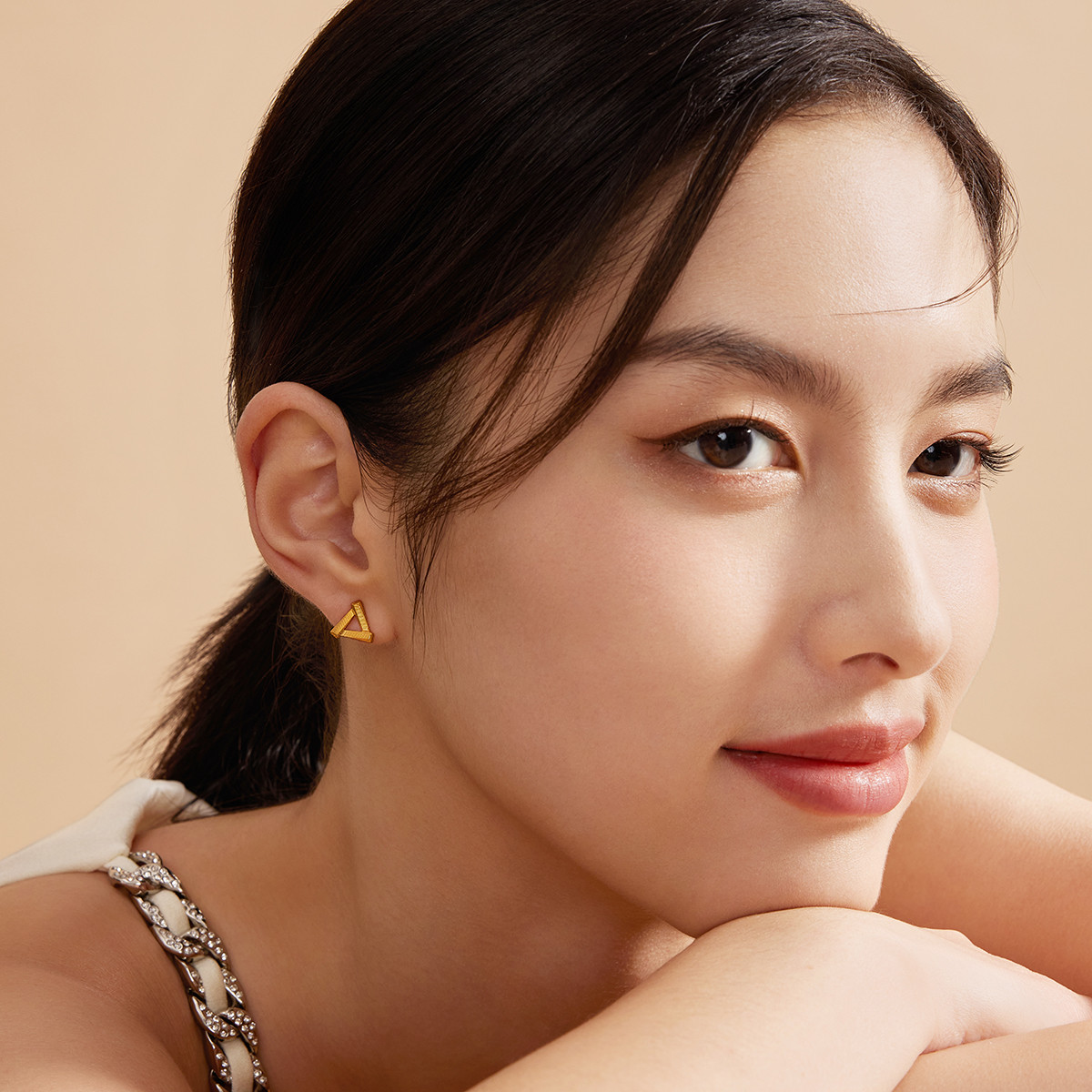 六福珠宝三角几何黄金耳钉耳环女足金耳饰光面简约计价EFGTBE0004【联系客服补货】