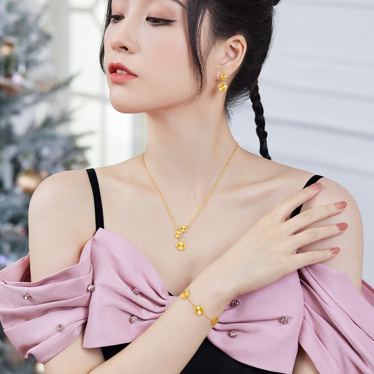六福珠宝五花黄金耳钉女5G光影金车花耳饰足金耳环计价002863EA【联系客服补货】