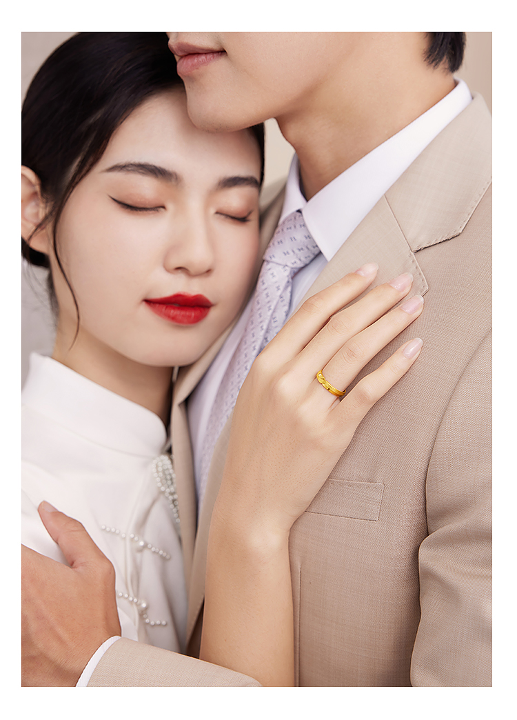 六福珠宝囍爱系列相伴足金戒指男可刻字闭口黄金对戒计价001081MA