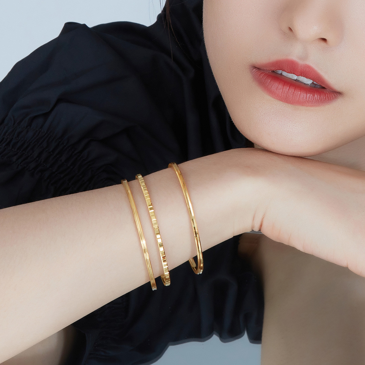 六福珠宝实心黄金手镯新款素圈足金手镯子女计价送礼F63TBGB0035【联系客服补货】