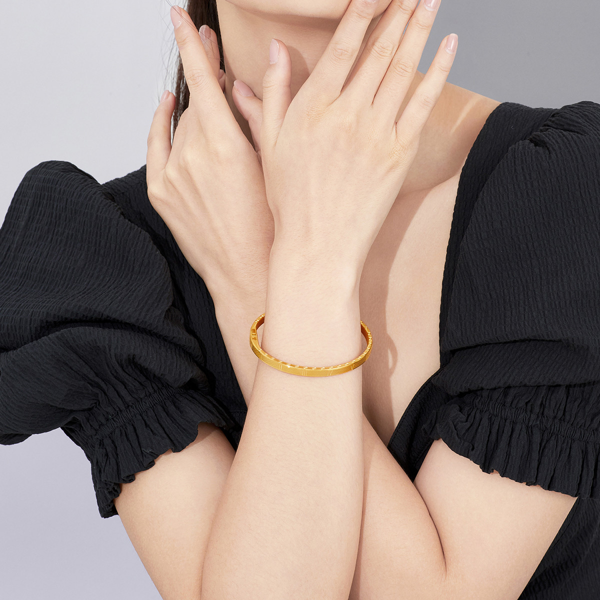 六福珠宝罗马数字黄金手镯女足金开锁式硬金手镯计价F73TBGB0001【联系客服补货】