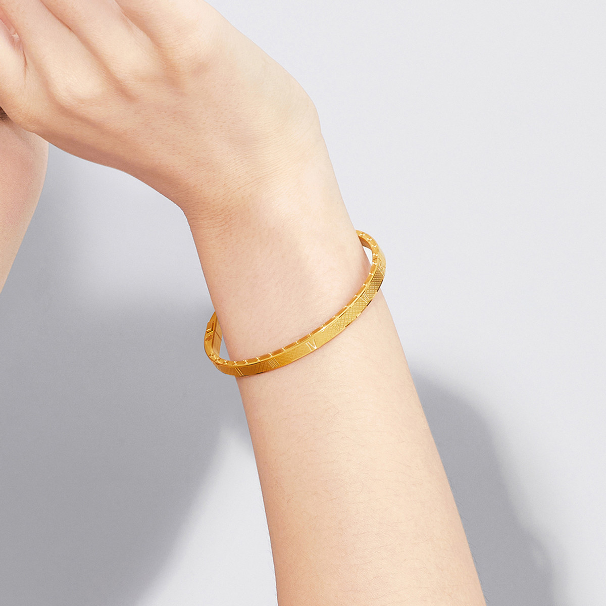 六福珠宝罗马数字黄金手镯女足金开锁式硬金手镯计价F73TBGB0001【联系客服补货】