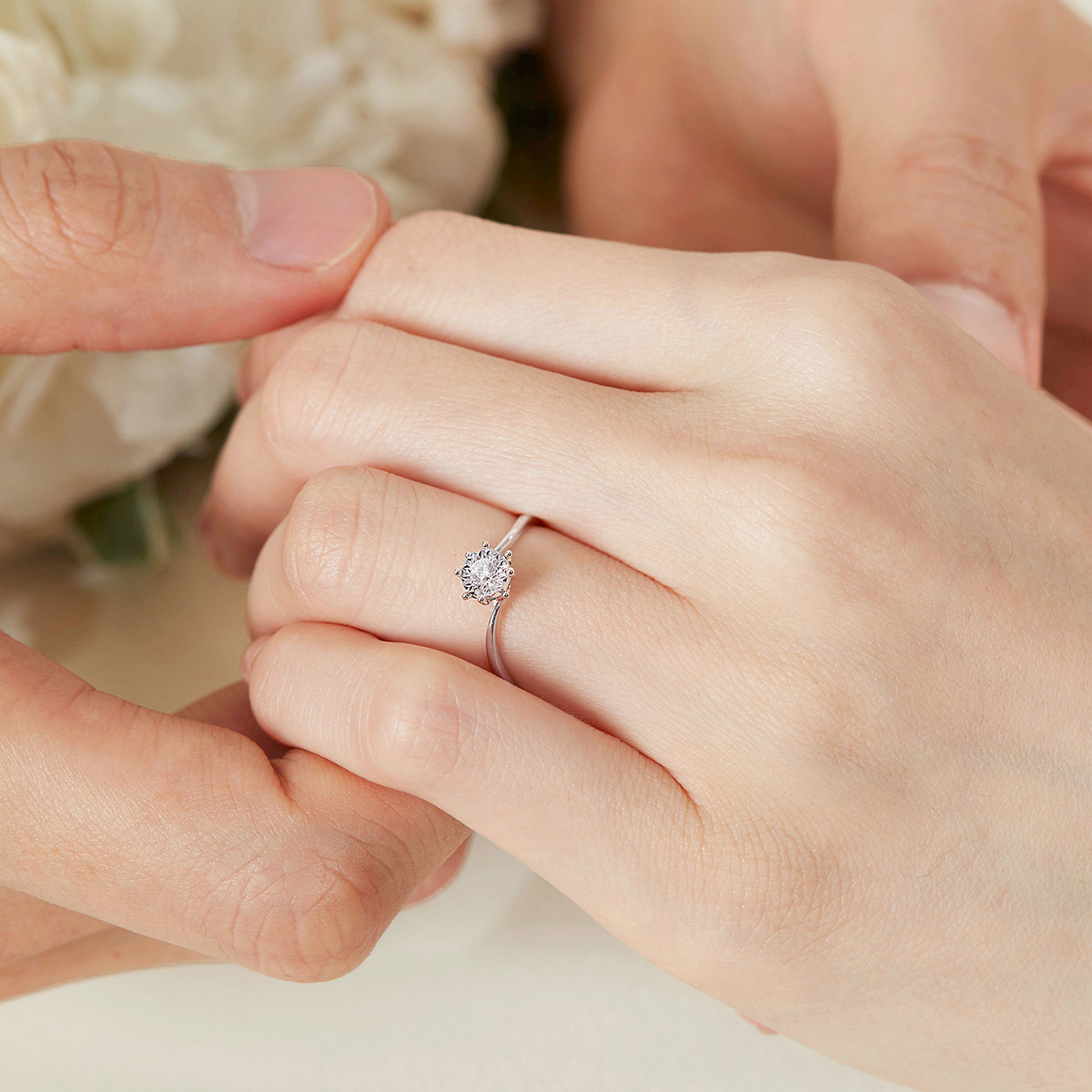 六福珠宝日曜钻戒18K金钻石戒指女求婚戒指结婚钻戒婚嫁送礼N192【联系客服补货】情人节