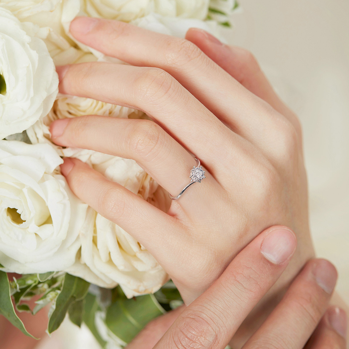 六福珠宝日曜钻戒18K金钻石戒指女求婚戒指结婚钻戒婚嫁送礼N192【联系客服补货】情人节