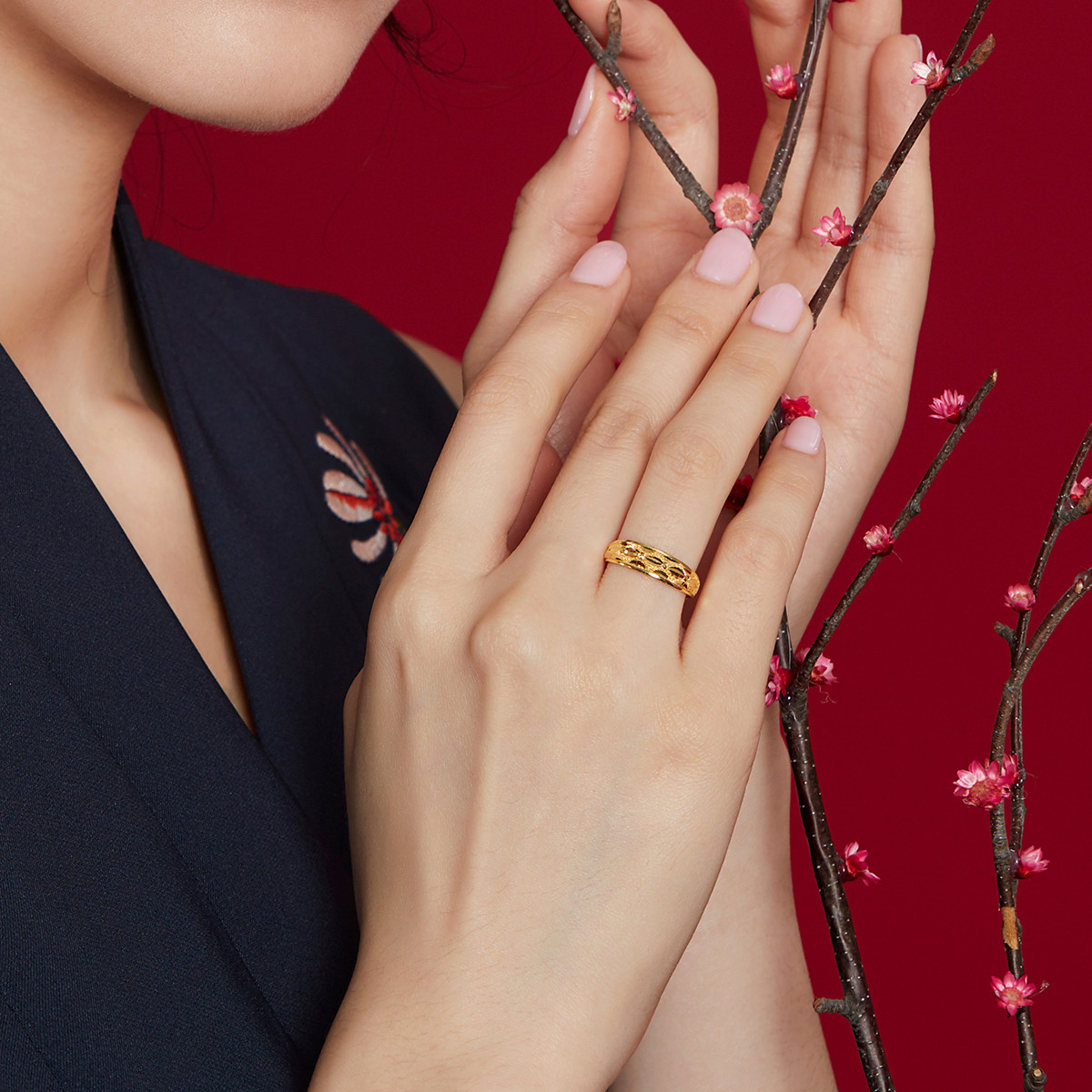 六福珠宝纳福金鳞纹黄金戒指女款足金指环送礼计价 B01TBGR0023
