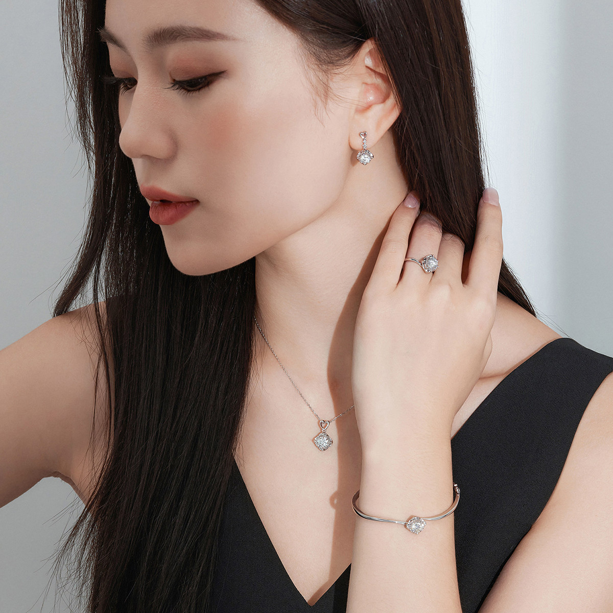 六福珠宝爱很美系列心星18K金钻石手镯送礼定价LB33130【联系客服补货】