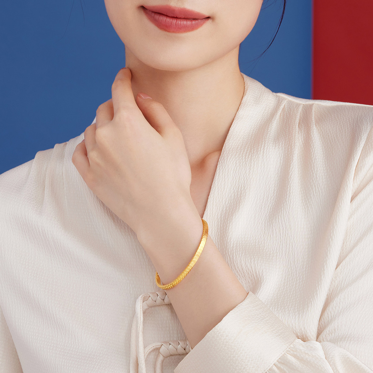 六福珠宝龙鳞小圆片黄金手镯女实心椭圆足金镯子计价G16TBGB0005