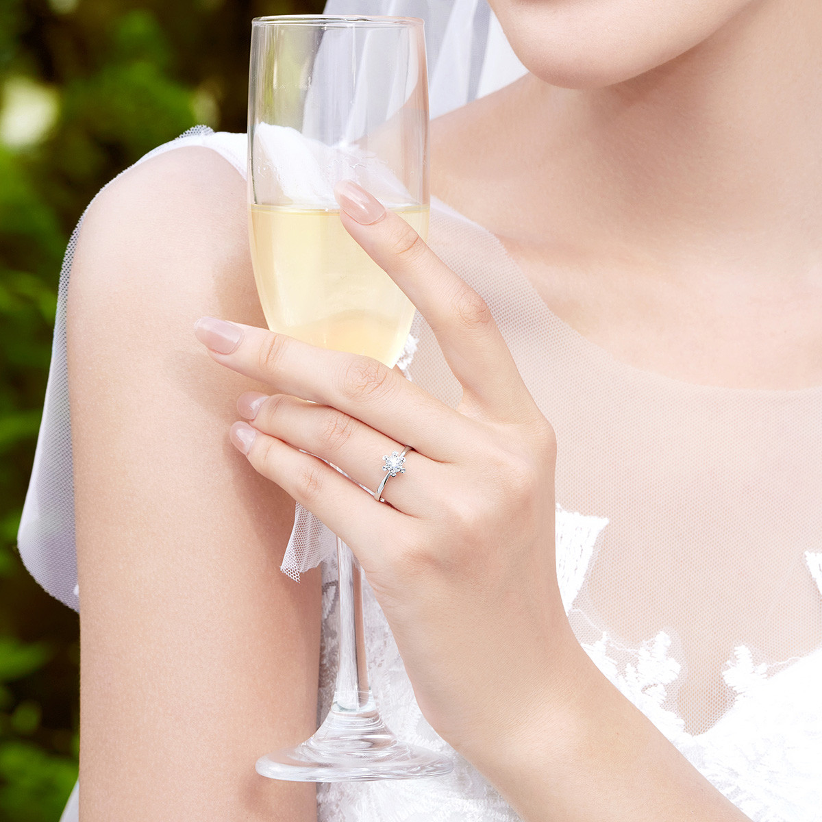 六福珠宝雪花18k金钻石戒指女六爪镶车花求婚钻戒送礼婚嫁定价N217