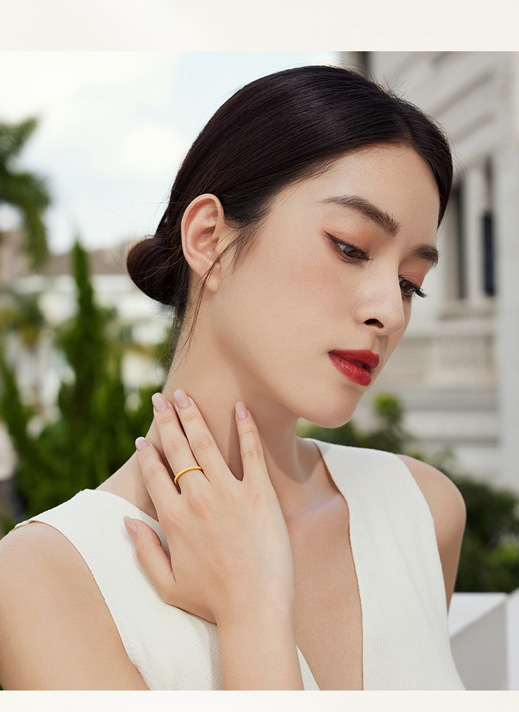 六福珠宝闪砂黄金戒指女简约素圈足金戒指可叠戴计价G01G0006DS戒指榜
