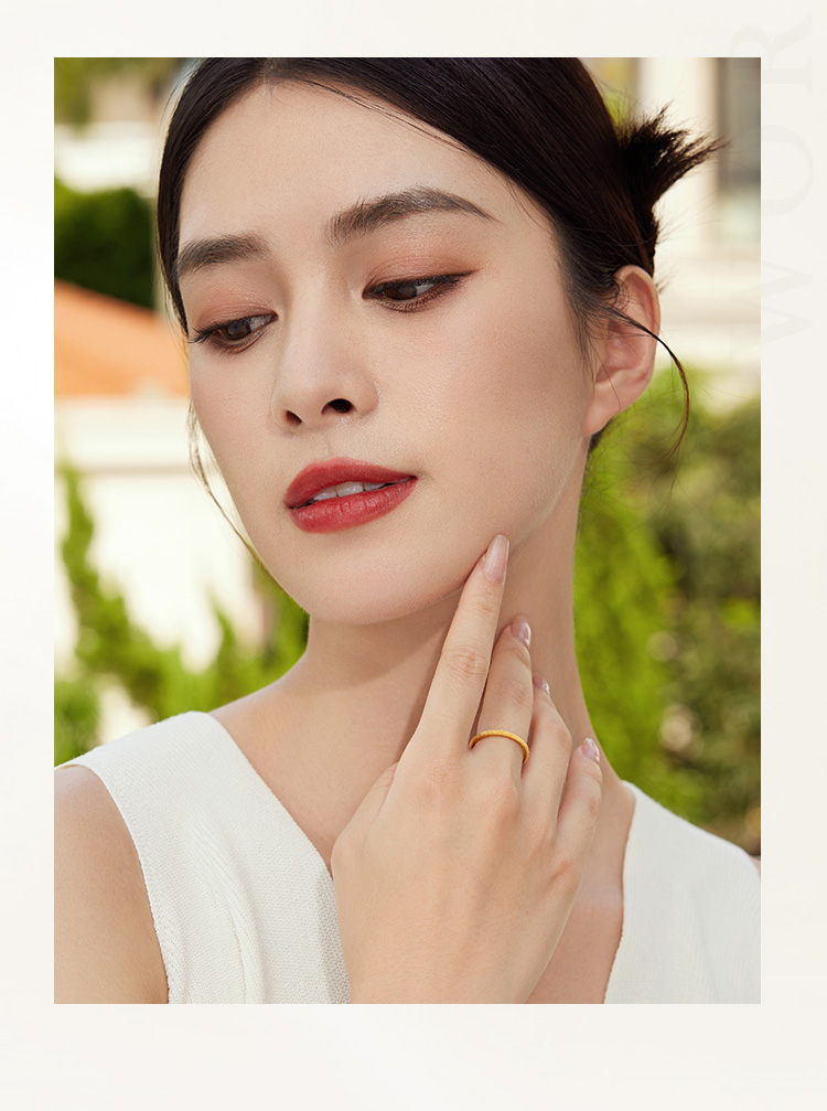 六福珠宝闪砂黄金戒指女简约素圈足金戒指可叠戴计价G01G0006DS戒指榜