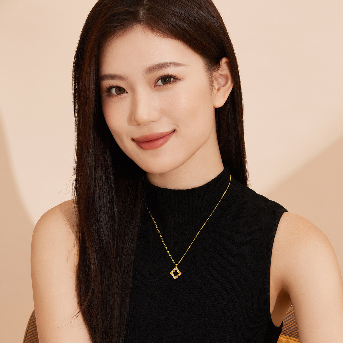 六福珠宝幻钻金光四叶草黄金项链女镂空足金吊坠计价013583NA
