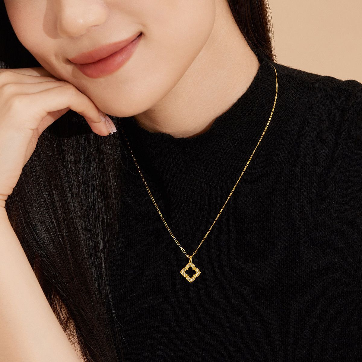 六福珠宝幻钻金光四叶草黄金项链女镂空足金吊坠计价013583NA