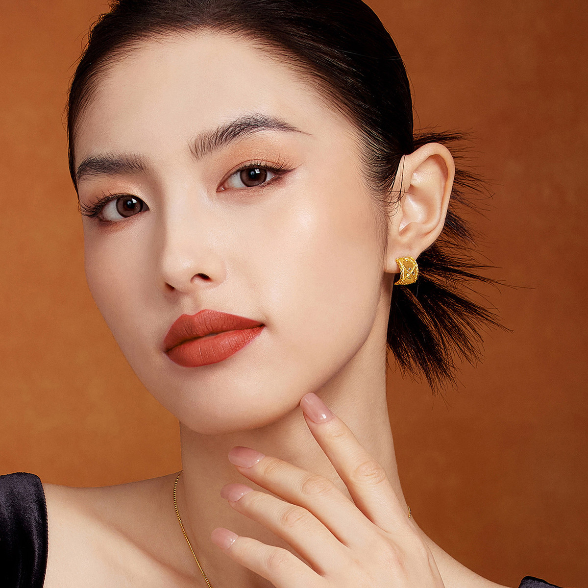 六福珠宝丝绸金暮光C型黄金耳钉耳环女拉丝金耳饰计价GJGTBE0025【联系客服补货】