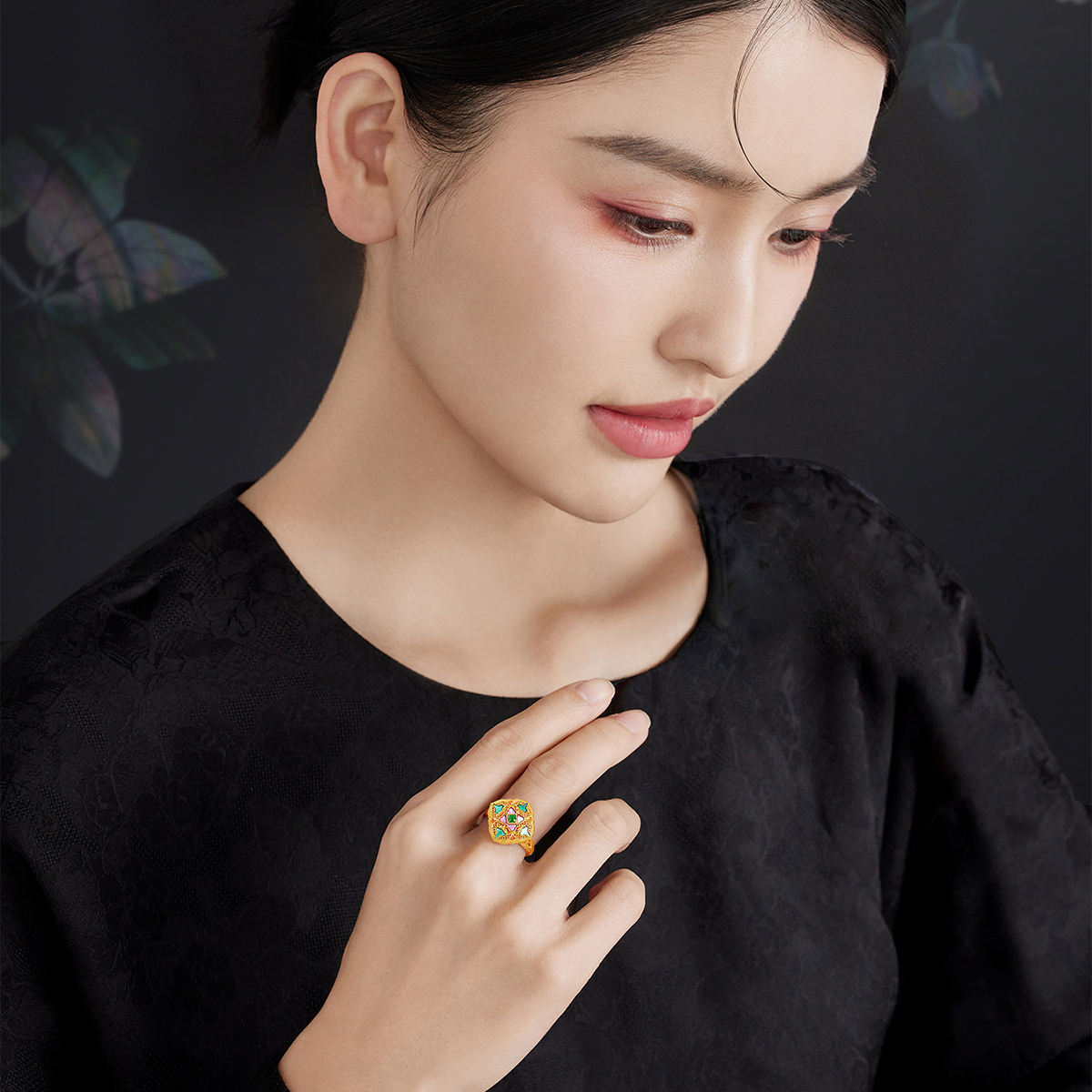 六福珠宝福满传家锦绣花窗黄金戒指螺钿鎏彩工艺送妈妈赏花计价L17TBGR0010母亲节