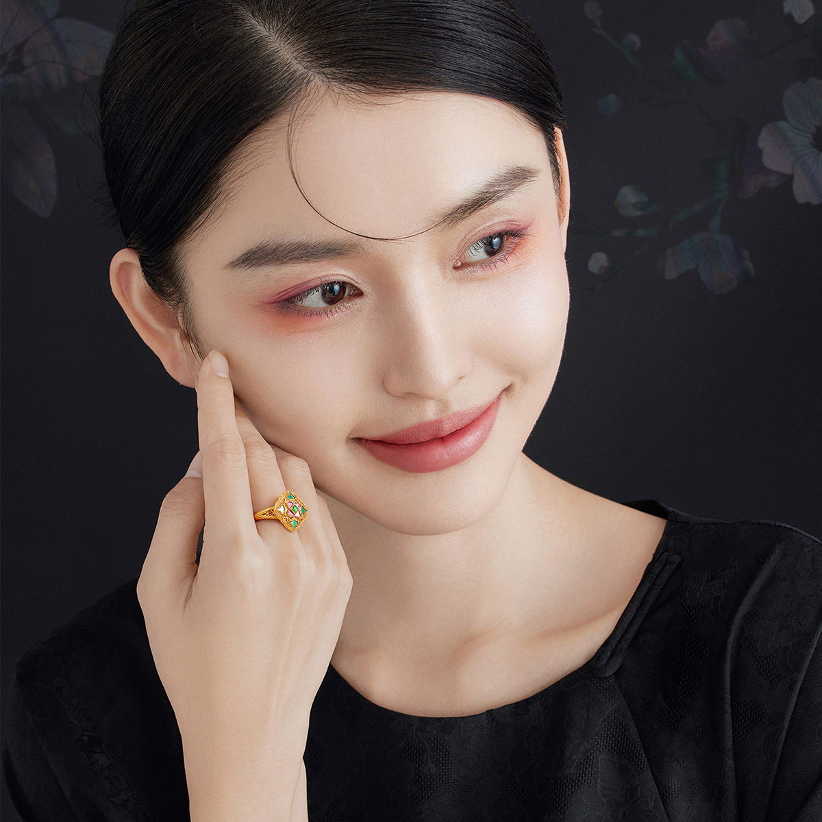 六福珠宝福满传家锦绣花窗黄金戒指螺钿鎏彩工艺送妈妈赏花计价L17TBGR0010母亲节