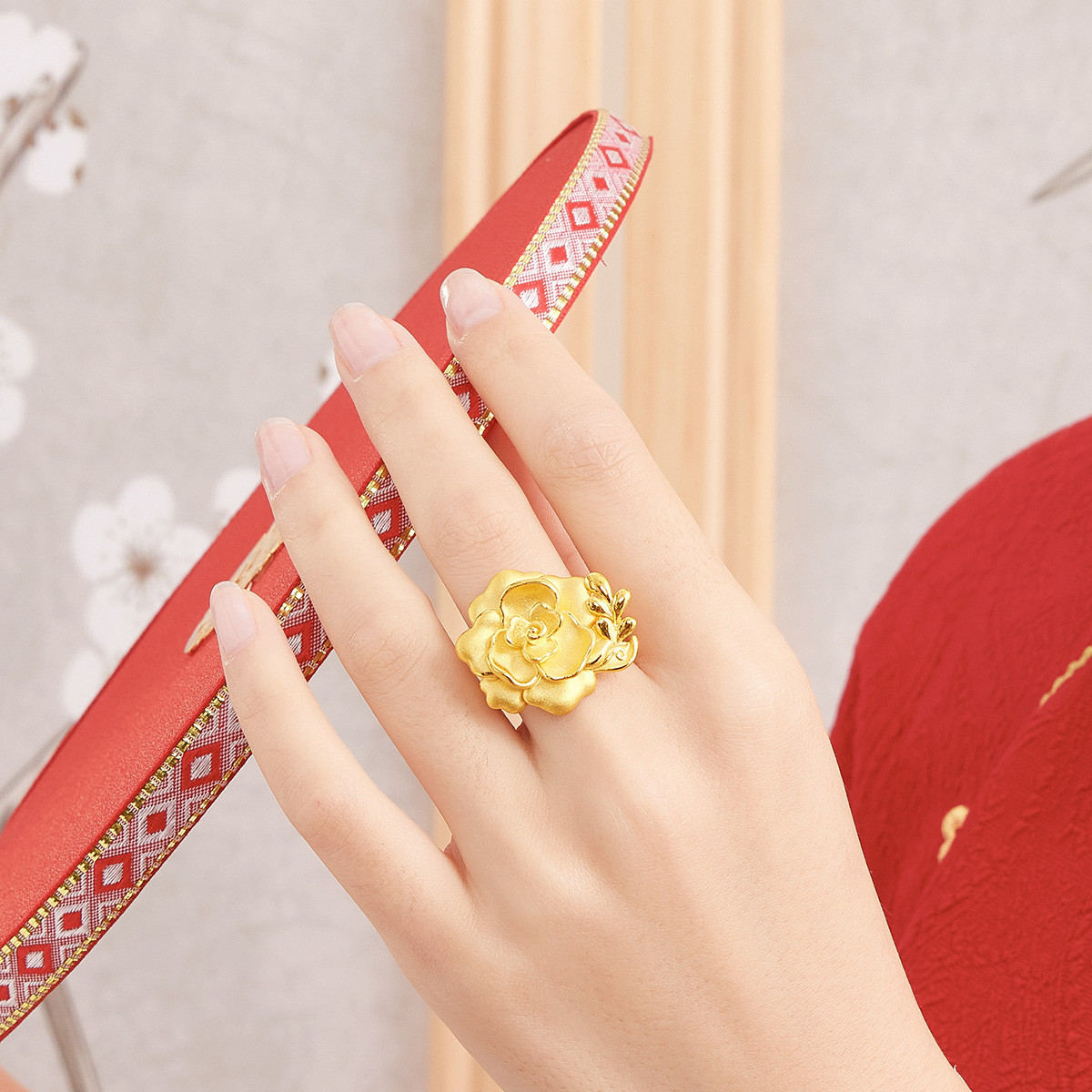 六福珠宝黄金戒指囍爱系列中式婚嫁女玫瑰喜礼足金闭口戒计价001073RA【联系客服补货】