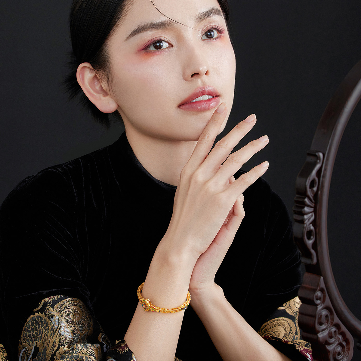 六福珠宝绝色花钿黄金手镯女螺钿鎏彩工艺贵妃镯计价L17TBGB0009【联系客服补货】母亲节