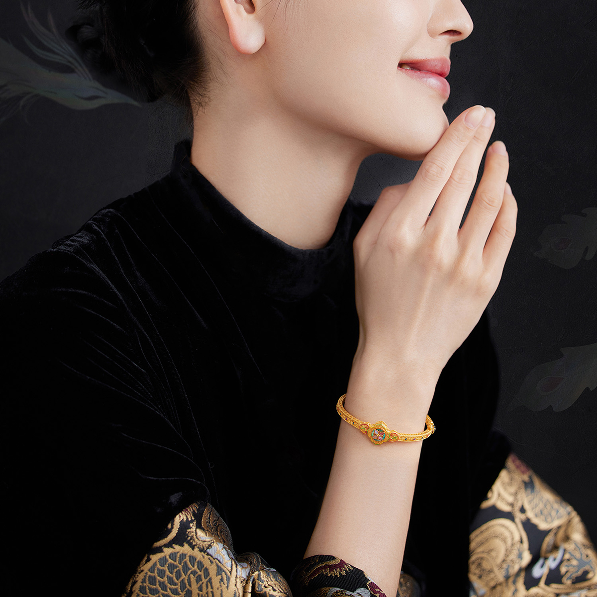 六福珠宝绝色花钿黄金手镯女螺钿鎏彩工艺贵妃镯计价L17TBGB0009【联系客服补货】母亲节