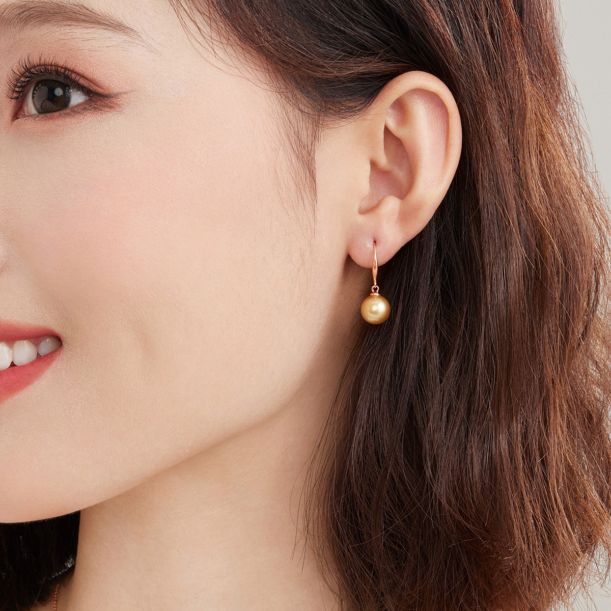 六福珠宝耳坠女光面海水珍珠耳环18k金耳饰送礼定价G04DSKE0033R【联系客服补货】