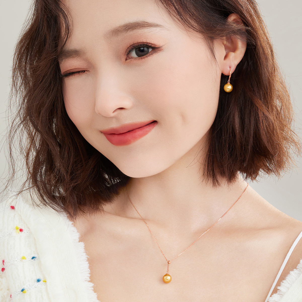 六福珠宝耳坠女光面海水珍珠耳环18k金耳饰送礼定价G04DSKE0033R【联系客服补货】