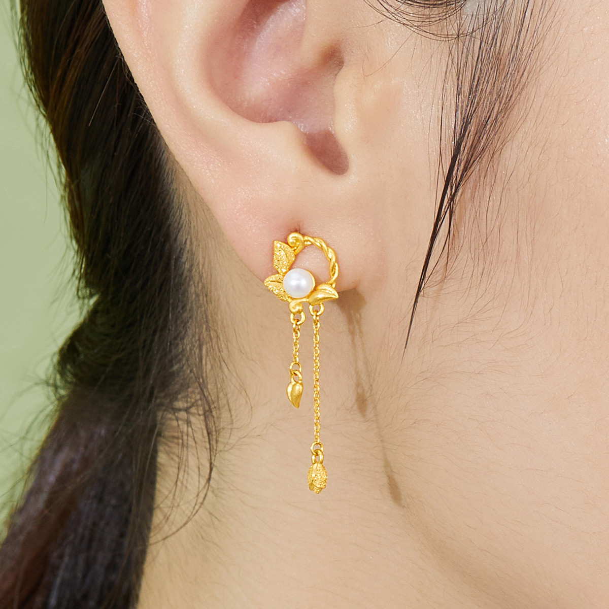 六福珠宝黄金耳钉女常春藤淡水珍珠足金耳饰送礼计价HXGTBE0009【联系客服补货】