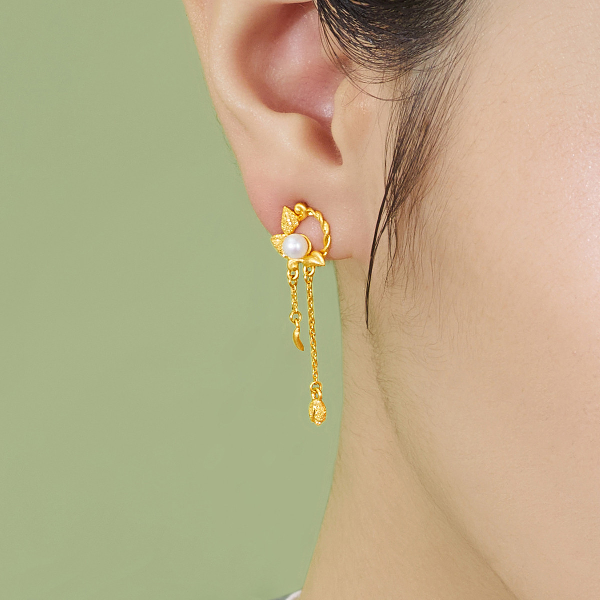 六福珠宝黄金耳钉女常春藤淡水珍珠足金耳饰送礼计价HXGTBE0009【联系客服补货】