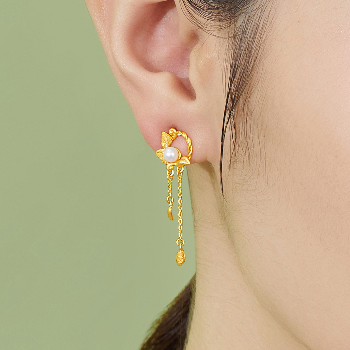 六福珠宝黄金耳钉女常春藤淡水珍珠足金耳饰送礼计价HXGTBE0009【联系客服补货】