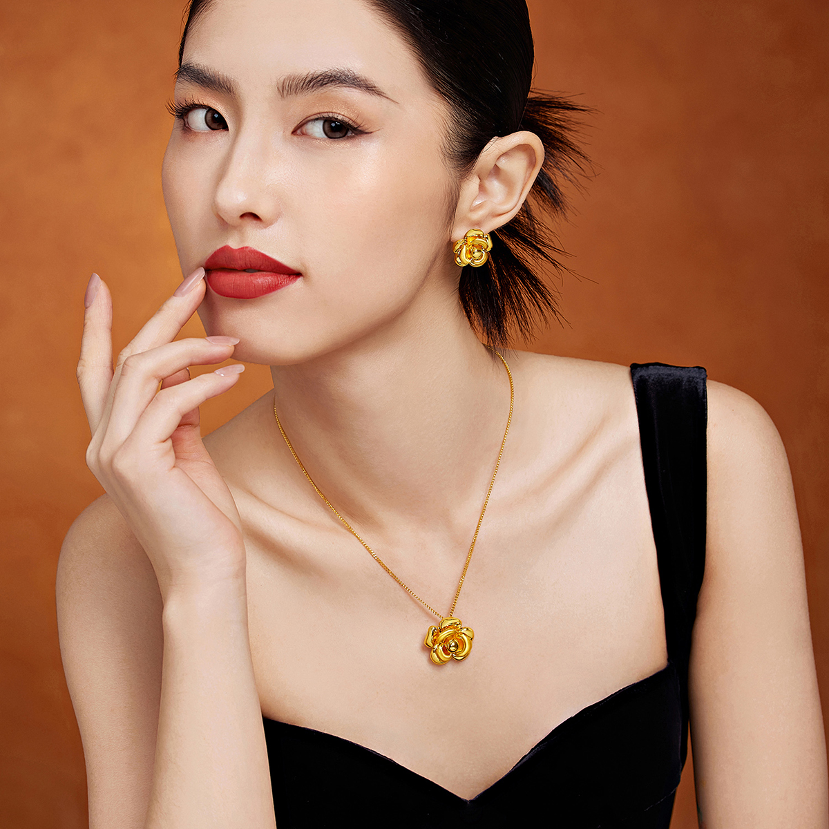 六福珠宝山茶花黄金耳钉耳环女款时尚5D硬金耳饰金品计价A01TBGE0005年货