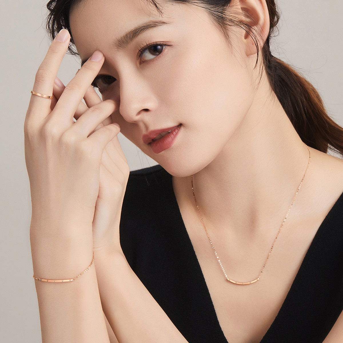 六福珠宝彩金戒指女圆纹18K金戒指闭口戒正品定价L18TBKR0046R