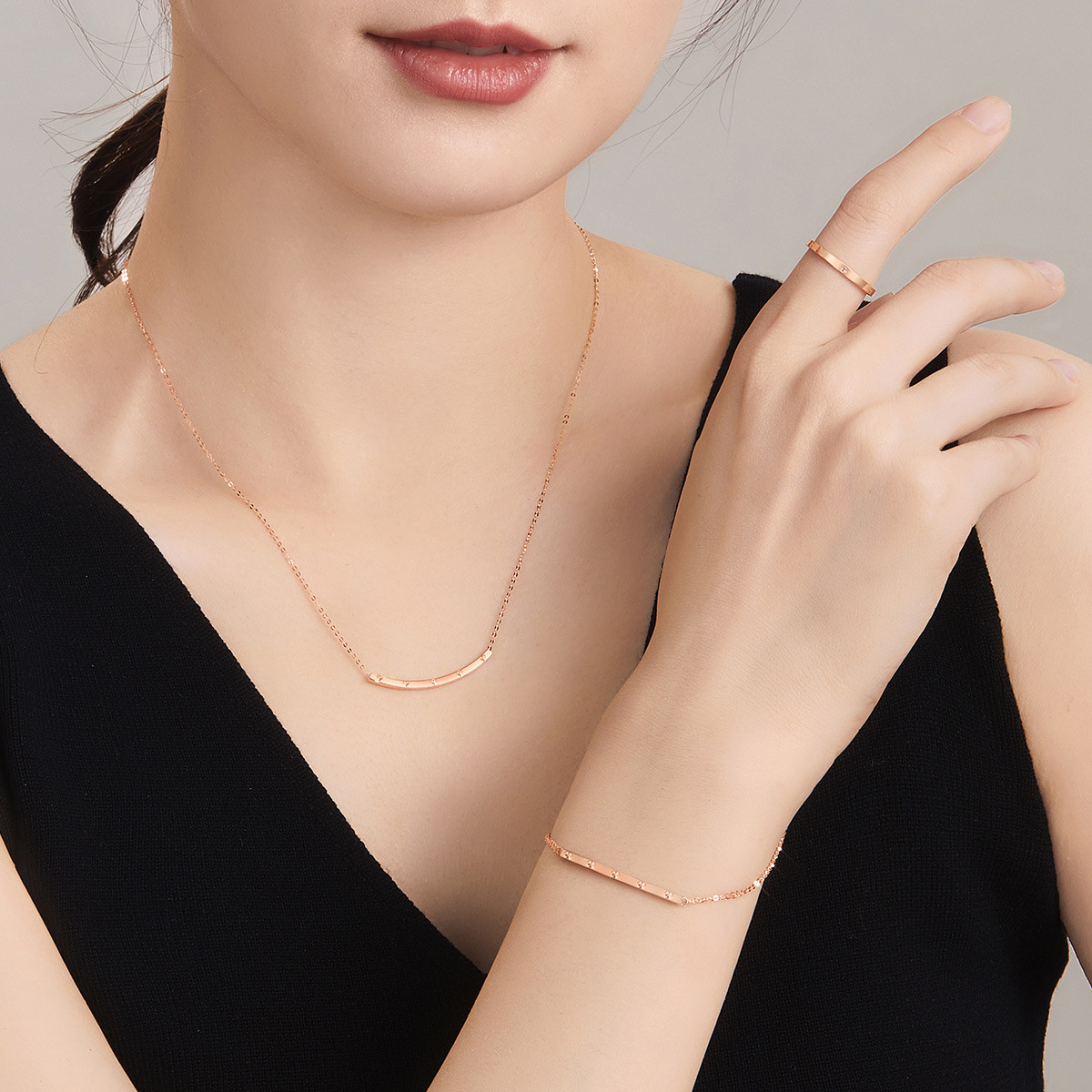 六福珠宝彩金戒指女圆纹18K金戒指闭口戒正品定价L18TBKR0046R
