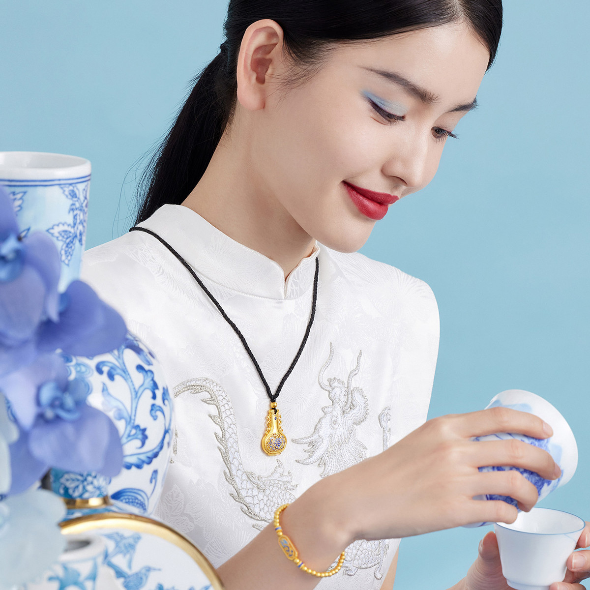 六福珠宝青花瓷黄金吊坠鎏彩工艺足金挂坠含绳计价L07TBGP0038【预售联系客服咨询】